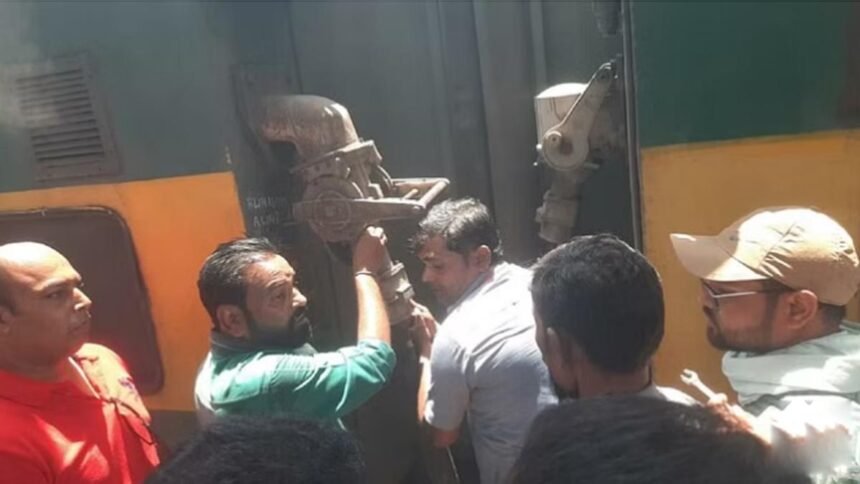 शार्टसर्किट से गरीब रथ ट्रेन में लगी आग, रेलवे कर्मचारी मौके पर पहुंच पाया हालात पर काबू