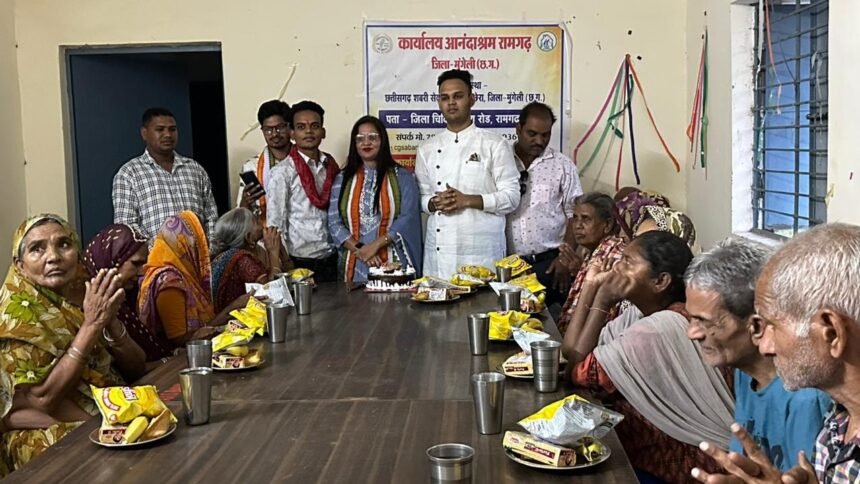 Birthday special: अपनों के ठुकराए लोगों के बीच पहुंची रत्नावली, दुख-दर्द में साथ रहने का किया वादा, बुजुर्गों से लिया आशीर्वाद