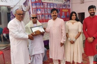 माँ शारदा सामर्थ्य चैरिटेबल ट्रस्ट द्वारा उत्तरप्रदेश के बलिया जिले में अवकाश प्राप्त शिक्षकों का किया गया सम्मान