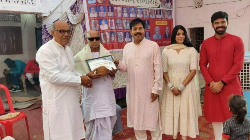 माँ शारदा सामर्थ्य चैरिटेबल ट्रस्ट द्वारा उत्तरप्रदेश के बलिया जिले में अवकाश प्राप्त शिक्षकों का किया गया सम्मान