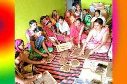 सिरसाखुर्द गांव को अब मूर्ति कला गांव के नाम से जानने लगे लोग, स्व सहायता समूह की महिलाएं बना रहीं गोबर से मूर्तियां