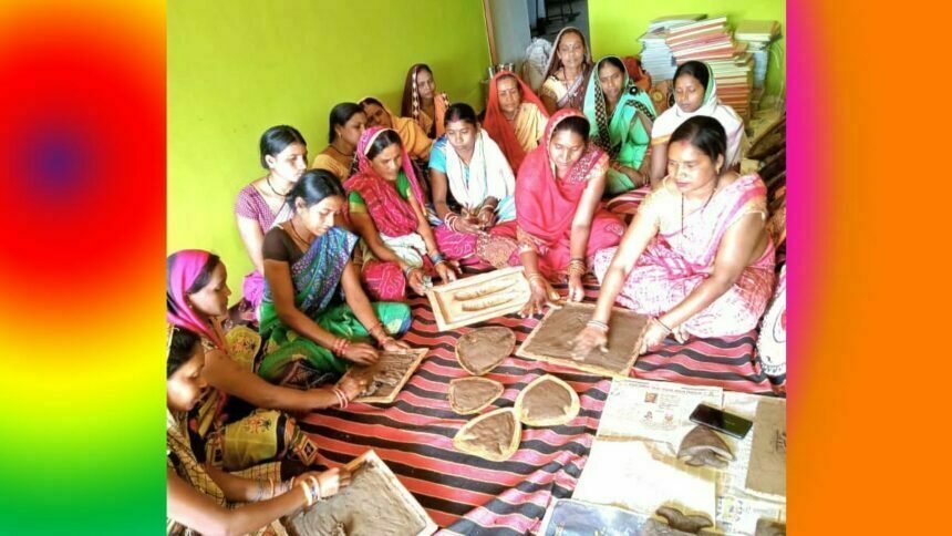 सिरसाखुर्द गांव को अब मूर्ति कला गांव के नाम से जानने लगे लोग, स्व सहायता समूह की महिलाएं बना रहीं गोबर से मूर्तियां