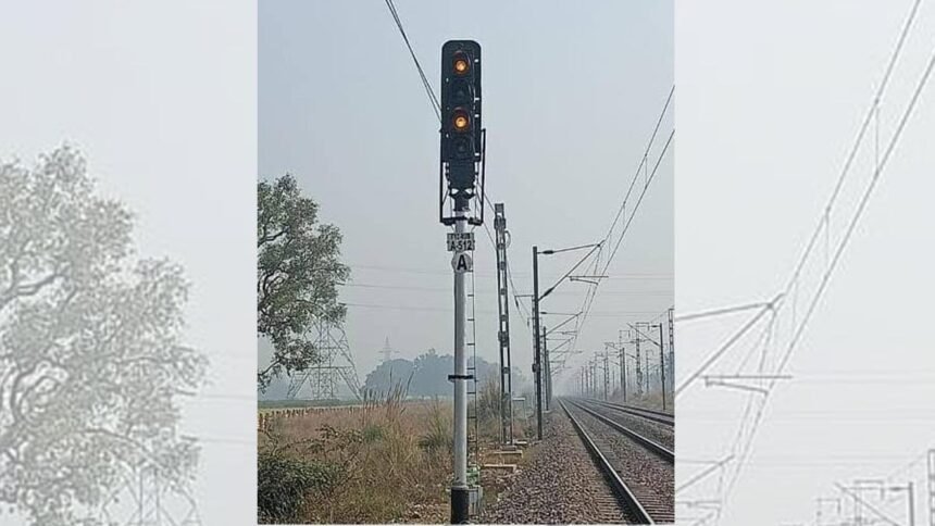 Automatic Signal System: ट्रेनों को अब बेवजह कहीं भी नहीं होना पड़ेगा खड़ा, इस सिस्टम से एक के पीछे एक ट्रेन बिना लेट हुए चलेंगी