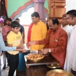 सेक्टर 4 जगन्नाथ मंदिर में भाजपा प्रदेश अध्यक्ष अरुण साव ने आशीर्वाद लेकर महाप्रसाद का किया वितरण
