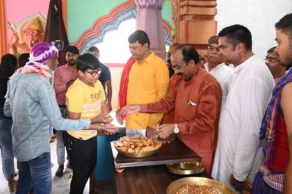 सेक्टर 4 जगन्नाथ मंदिर में भाजपा प्रदेश अध्यक्ष अरुण साव ने आशीर्वाद लेकर महाप्रसाद का किया वितरण