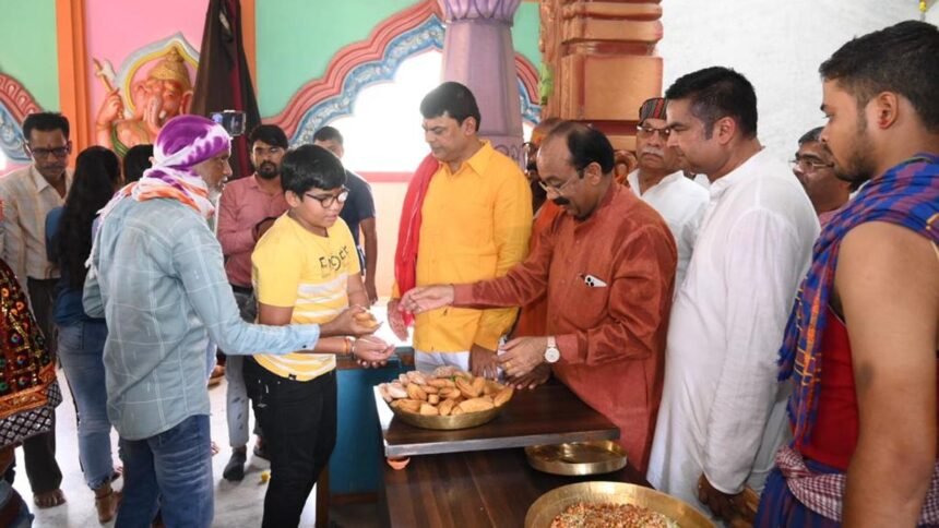 सेक्टर 4 जगन्नाथ मंदिर में भाजपा प्रदेश अध्यक्ष अरुण साव ने आशीर्वाद लेकर महाप्रसाद का किया वितरण