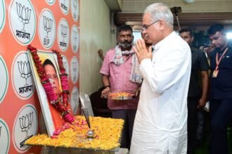 सीएम बघेल ने स्वर्गीय विद्यारतन भसीन को दी श्रद्धांजलि, परिवारजनों से की मुलाकात