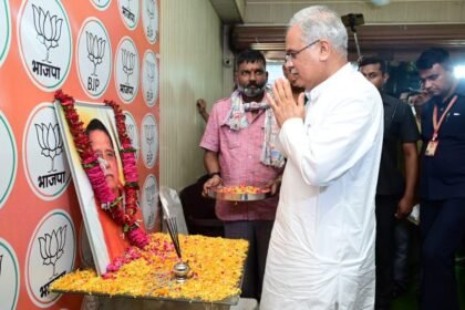 सीएम बघेल ने स्वर्गीय विद्यारतन भसीन को दी श्रद्धांजलि, परिवारजनों से की मुलाकात