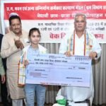 सीएम बघेल ने 'मेधावी छात्र-छात्रा शिक्षा प्रोत्साहन योजना' के तहत चेक वितरित किया