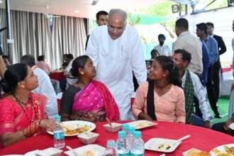 सीएम बघेल की शानदार मेहमान नवाजी: बस्तर संभाग के ग्रामीणों को कराया भोज, पधारे अतिथियों ने किया आभार व्यक्त