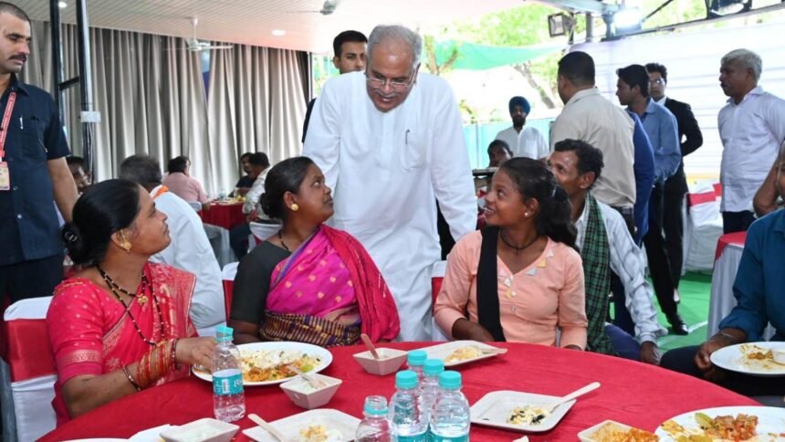 सीएम बघेल की शानदार मेहमान नवाजी: बस्तर संभाग के ग्रामीणों को कराया भोज, पधारे अतिथियों ने किया आभार व्यक्त