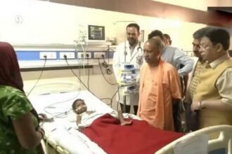 SCST Court Murder Case : ट्रॉमा सेंटर में बच्ची से मिले मुख्यमंत्री, फायरिंग के दौरान हो गई थी घायल