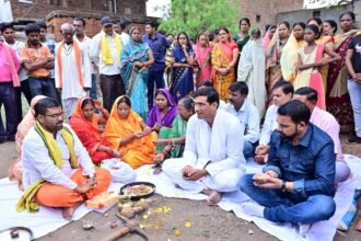 भेंट मुलाकात के दौरान की गई घोषणाओं को पूरा कर रहे विधायक देवेन्द्र यादव, वार्ड 43 और 44 में विकास कार्यों का किया भूमिपूजन