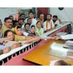 जिला पंचायत अध्यक्ष के लिए कांग्रेस प्रत्याशी लक्ष्मी साहू ने कार्यकर्ताओं के साथ दाखिल किया नामांकन