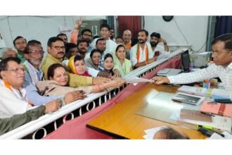 जिला पंचायत अध्यक्ष के लिए कांग्रेस प्रत्याशी लक्ष्मी साहू ने कार्यकर्ताओं के साथ दाखिल किया नामांकन