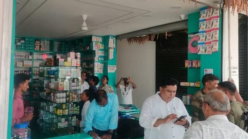 मेडिकल स्टोर और पैथोलॉजी लैब सील, अनियमितता मिलने पर जिला प्रशासन ने की कार्रवाई