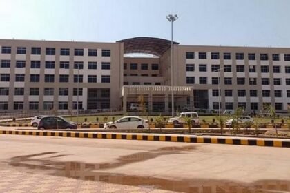 जिले के इस अस्पताल में स्टाफ की कमी, तीन दिन तीन घंटे काम बंद, मांग पूरी नहीं हुई तो अनिश्चितकालीन हड़ताल?