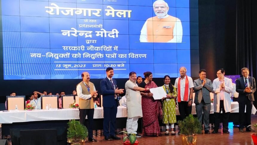 एम्स-रायपुर में छठे रोजगार मेले का आयोजन: केन्द्रीय राज्यमंत्री ने 184 नवनियुक्त कर्मियों को सौंपे नियुक्ति-पत्र