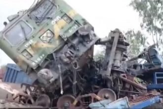 रेल हादसा: मेंटेनेंस ट्रेन से मालगाड़ी की टक्कर, दुर्घटना इतनी तेज कि पलट गए इंजन, घटना के बाद 14 ट्रेनें हुई रद्द