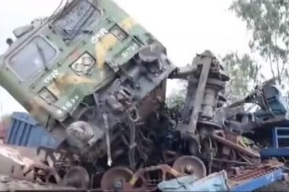 रेल हादसा: मेंटेनेंस ट्रेन से मालगाड़ी की टक्कर, दुर्घटना इतनी तेज कि पलट गए इंजन, घटना के बाद 14 ट्रेनें हुई रद्द
