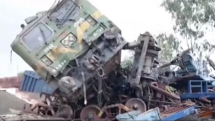 रेल हादसा: मेंटेनेंस ट्रेन से मालगाड़ी की टक्कर, दुर्घटना इतनी तेज कि पलट गए इंजन, घटना के बाद 14 ट्रेनें हुई रद्द
