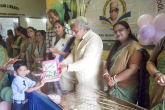 स्कूलों में नवप्रवेशी बच्चों का तिलक लगाकर स्वागत, जनप्रतिनिधियों के हाथों नि:शुल्क पुस्तक, गणवेश, साईकिल वितरित