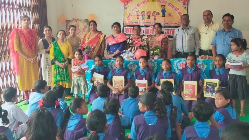 वार्ड -27 शास्त्री नगर में हुआ शाला प्रवेशोत्सव का आयोजन, बच्चों को किया गणवेश का वितरण