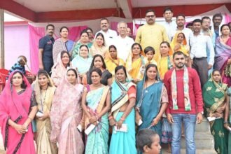 जिला पंचायत सदस्य उपचुनाव में धुंआधार प्रचार, ताम्रध्वज साहू ने प्रत्याशी लक्ष्मी साहू के लिए जनता से माँगा आशीर्वाद