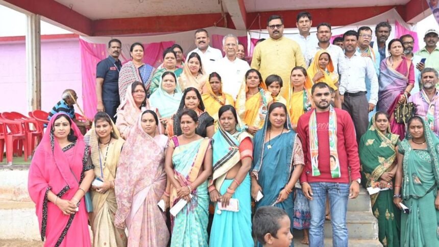 जिला पंचायत सदस्य उपचुनाव में धुंआधार प्रचार, ताम्रध्वज साहू ने प्रत्याशी लक्ष्मी साहू के लिए जनता से माँगा आशीर्वाद