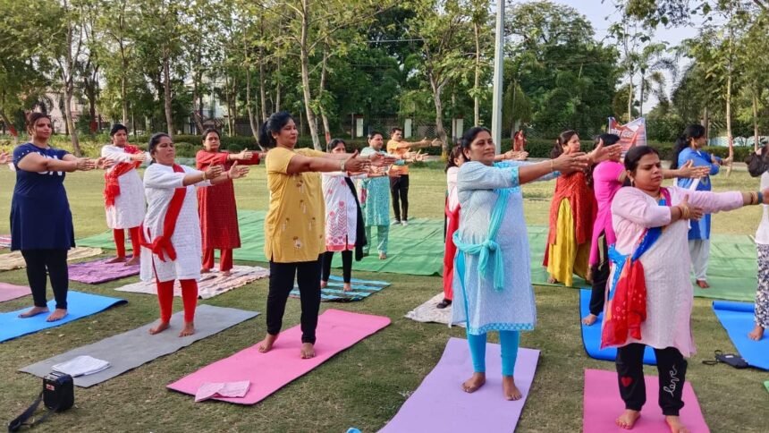 छग चेम्बर ऑफ कॉमर्स एंड इंडस्ट्री महिला इकाई ने अंतरराष्ट्रीय योगा दिवस के उपलक्ष्य में योगा संचारण दिवस मनाया