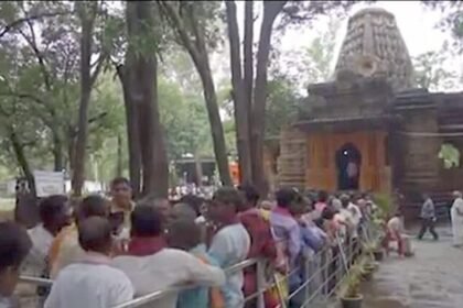 भोरमदेव पदयात्रा: सदियों से चली आ रही परंपरा में शामिल हुए आईएएस, आईपीएस सहित 5000 श्रद्धालु, 17 किमी की पदयात्रा कर भगवान शिव का किया जलाभिषेक