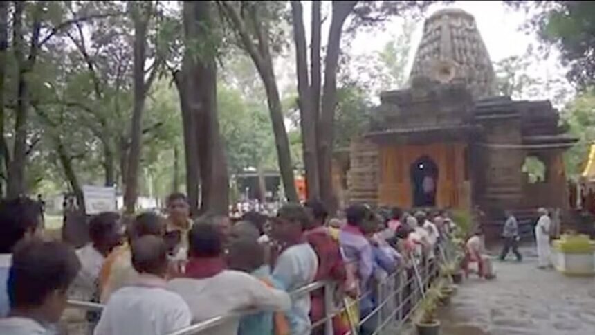 भोरमदेव पदयात्रा: सदियों से चली आ रही परंपरा में शामिल हुए आईएएस, आईपीएस सहित 5000 श्रद्धालु, 17 किमी की पदयात्रा कर भगवान शिव का किया जलाभिषेक