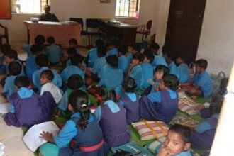 एक स्कूल ऐसा भी: कमरा एक, कक्षाएं पांच, 88 बच्चे और शिक्षक भी एक, चार महीने बीतने के बाद भी नहीं बनी छत