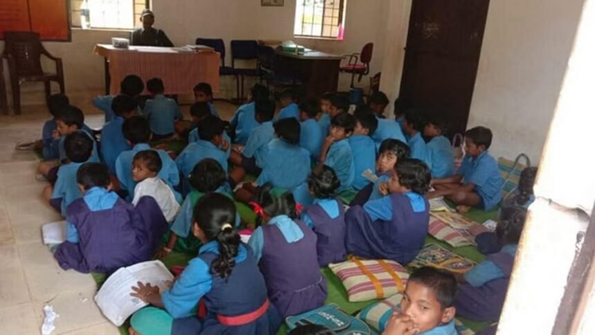 एक स्कूल ऐसा भी: कमरा एक, कक्षाएं पांच, 88 बच्चे और शिक्षक भी एक, चार महीने बीतने के बाद भी नहीं बनी छत
