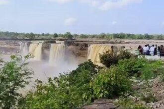 Adventure: उफान पर चित्रकोट जलप्रपात: लगातार बारिश ने बढ़ाई भारत के 'नियाग्रा' की खूबसूरती, देखने उमड़ रहे पर्यटक