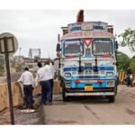 डबरा पारा पुल पर ट्रक के खराब होने से लगा दो किलोमीटर लंबा जाम