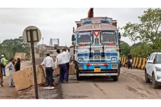 डबरा पारा पुल पर ट्रक के खराब होने से लगा दो किलोमीटर लंबा जाम