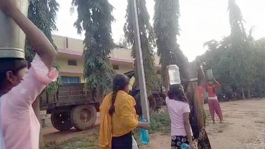 सफाई कर्मचारियों की हुई है नियुक्ति, फिर भी छात्रावास में बच्चों से कराया जा रहा काम, धुलवा रहे कपड़े-बर्तन, परिजनों में नाराजगी