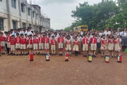 एम जे स्कूल में बच्चों, शिक्षकों और अन्य स्टाफ को दी गई अग्निशामक यंत्र की ट्रेनिंग