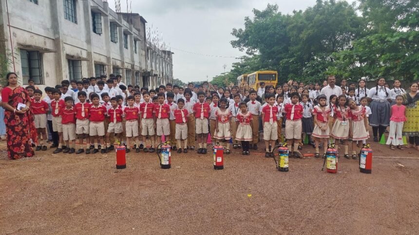 एम जे स्कूल में बच्चों, शिक्षकों और अन्य स्टाफ को दी गई अग्निशामक यंत्र की ट्रेनिंग