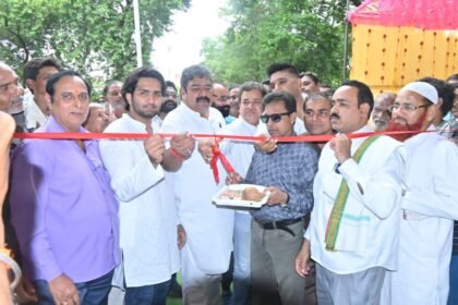 अव्यवस्थित ठेले, गुमटीओ को व्यवस्थित कर सुंदर बसाहट के लिए निगम बना रहा है वेंडिंग जोन, महापौर नीरज पाल ने किया शुभारंभ