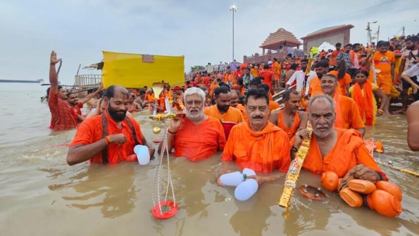 सावन का पहला सोमवार: पूर्व मंत्री प्रेमप्रकाश पाण्डेय के नेतृत्व में कांवरिया संघ की कांवर यात्रा सुल्ताजगंज से शुरू