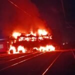 रेलवे के ओएचई तार की चपेट में आया टायर से भरा ट्रक, जलकर हुआ खाक, आठ घंटा बंद रहा मार्ग