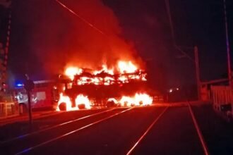 रेलवे के ओएचई तार की चपेट में आया टायर से भरा ट्रक, जलकर हुआ खाक, आठ घंटा बंद रहा मार्ग