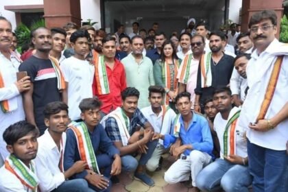 रत्नावली के नेतृत्व में सैकड़ों लोग कांग्रेस में शामिल, जिला प्रभारी मंत्री रूद्र गुरु के समक्ष दिलाई सदस्यता