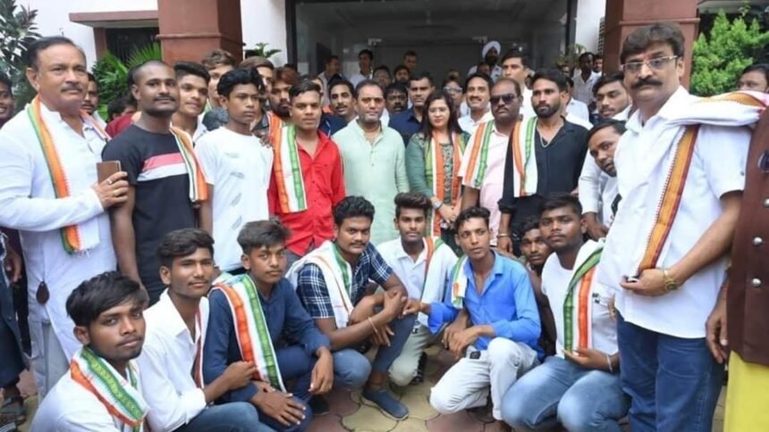 रत्नावली के नेतृत्व में सैकड़ों लोग कांग्रेस में शामिल, जिला प्रभारी मंत्री रूद्र गुरु के समक्ष दिलाई सदस्यता
