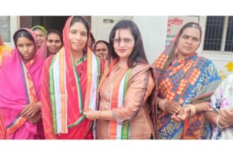 भूपेश सरकार के कामकाज से प्रभावित हुए लोग, रत्नावली के समक्ष कांग्रेस में शामिल हुए सैकड़ों ग्रामीण