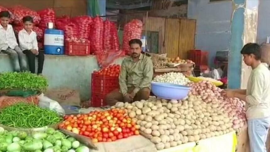 महंगाई: टमाटर-सब्जियों की कीमतों ने बढ़ाया दबाव, जुलाई में 6 प्रतिशत पहुंच सकती है खुदरा महंगाई, सर्वे में दावा