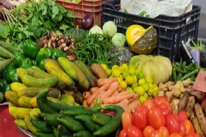 टमाटर के बाद अब परवल और करेले ने भी दिखाए तेवर, हरी मिर्च हुई और तेज