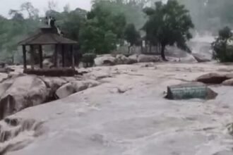 देवपहरी वॉटरफॉल में अचानक जलस्तर बढऩे से फंसे चार पर्यटक, एसडीआरएफ की टीम ने किया रेस्क्यू